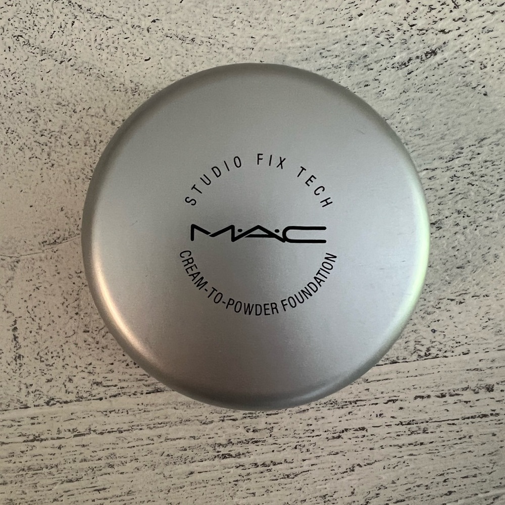 M.A.C Cream to Powder Foundation NC20